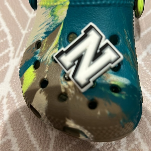 Baby crocs size 2/3 charms included - Picture 4 of 4